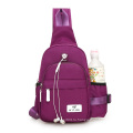 Путешествие с пурпурным планом на плече нейтральный багпак рюкзак